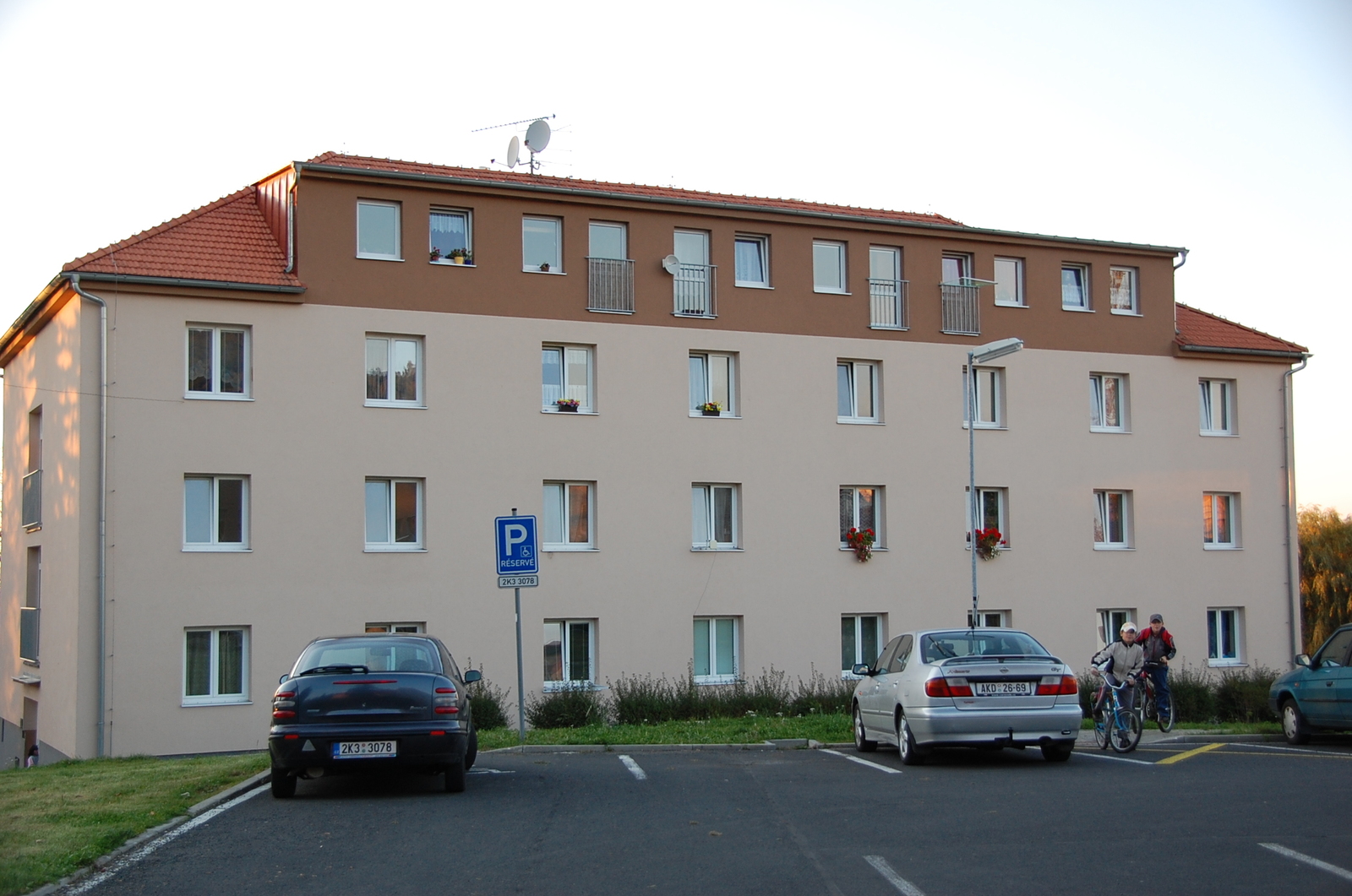Výstavba půdních bytů v ul. Komenského čp. 121, 122.
