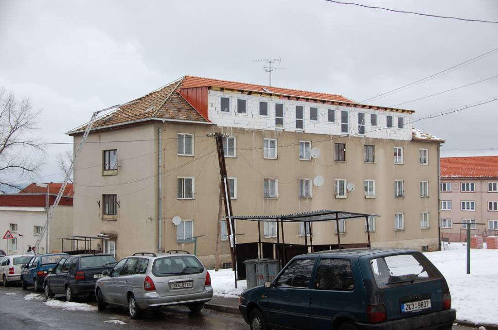 Výstavba půdních bytů v ul. Komenského čp. 121, 122.