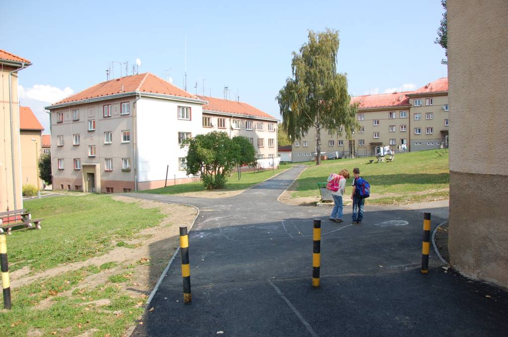 Fotografie parkoviště za bývalým internátem - 1 st. ZŠ Březová
